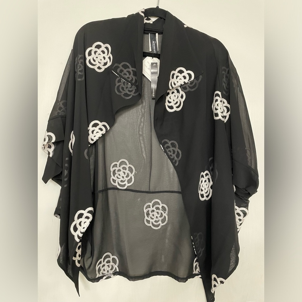 Curvesque black/white top